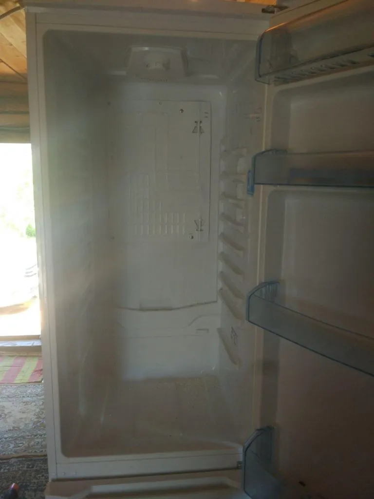 Холодильник не морозит, а морозилка работает